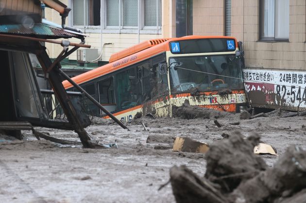 大規模な土石流が発生した伊豆山地区で土砂に埋もれたバス＝7月4日午前、静岡県熱海市