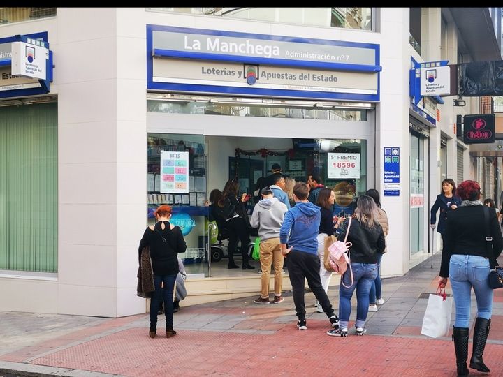 Colas de gente para comprar lotería en La Manchega, la administración de Alicante.