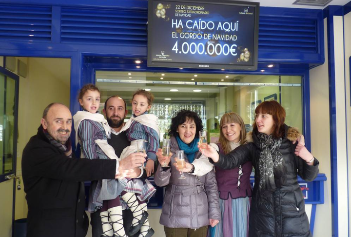Leire Garai, segunda por la derecha, celebra con su familia haber repartid el Gordo en Mondragón.