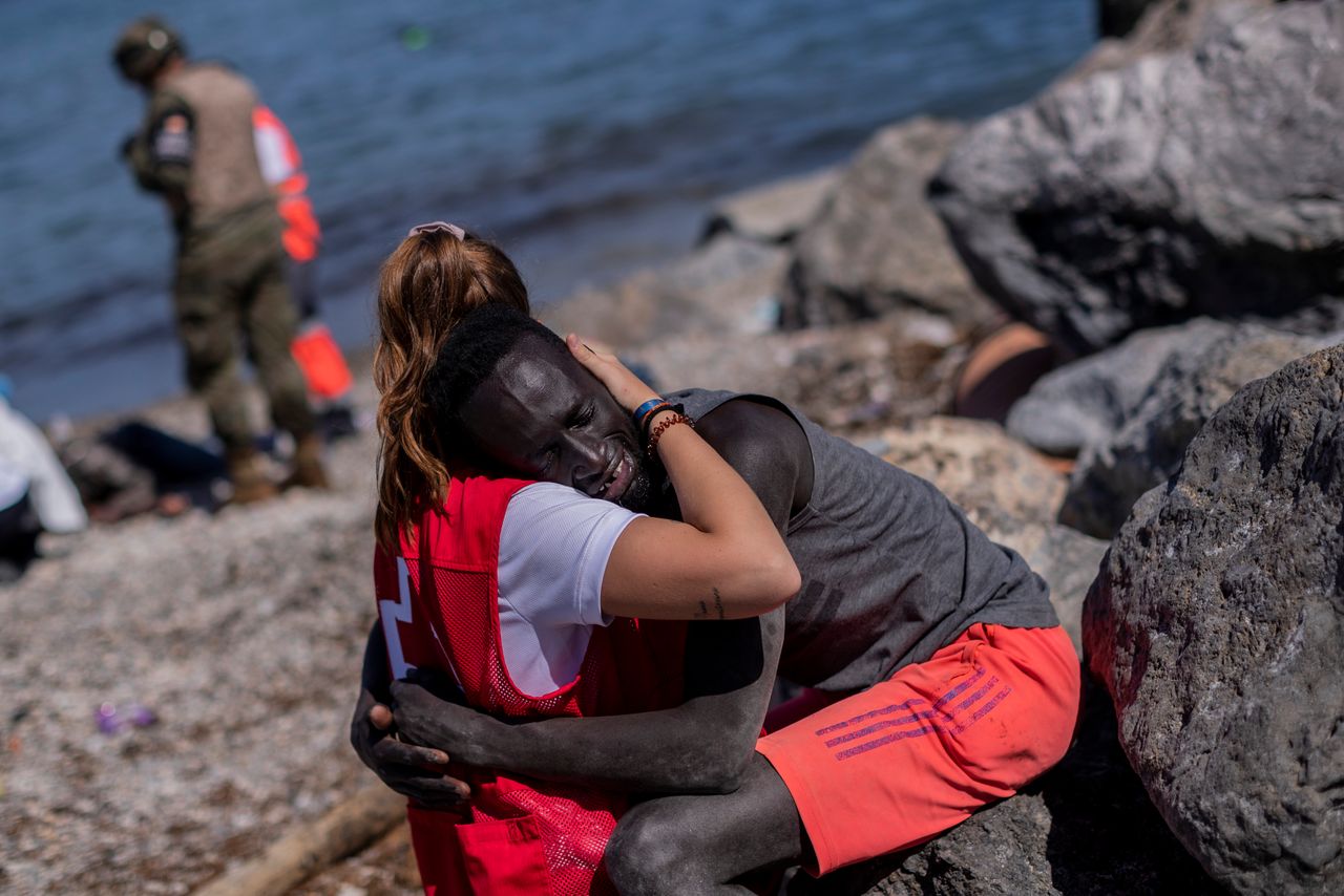 Μετανάστης από την Αφρική κλαίει στην αγκαλιά εθελόντριας του Ερυθρού Σταυρού - Θύλακας Θέουτα, σύνορα Ισπανίας-Μαρόκου (18/5/2021)