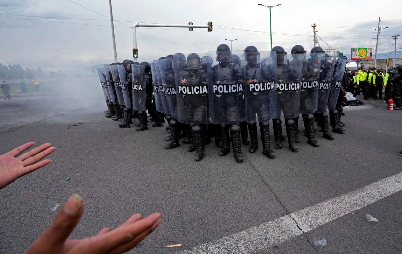 Διαδηλωτής κατά της ακρίβειας απέναντι σε αστυνομικούς - Σακίσλι, Εκουαδόρ (26/10/2021)