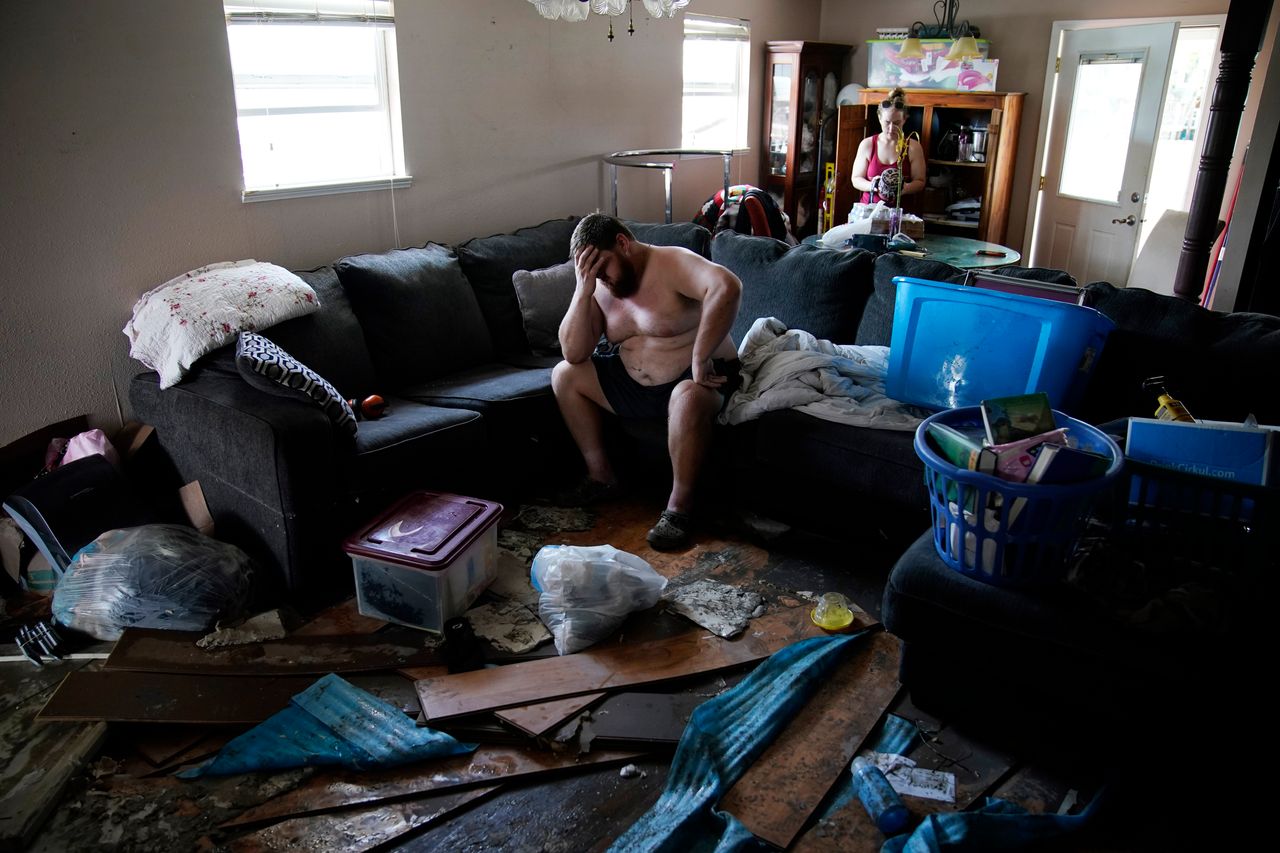 Ανδρας σε απόγνωση, μέσα στο κατεστραμμένο από τον τυφώνα Άιντα σπίτι του - Λος Αντζελες, ΗΠΑ (1/9/2021)
