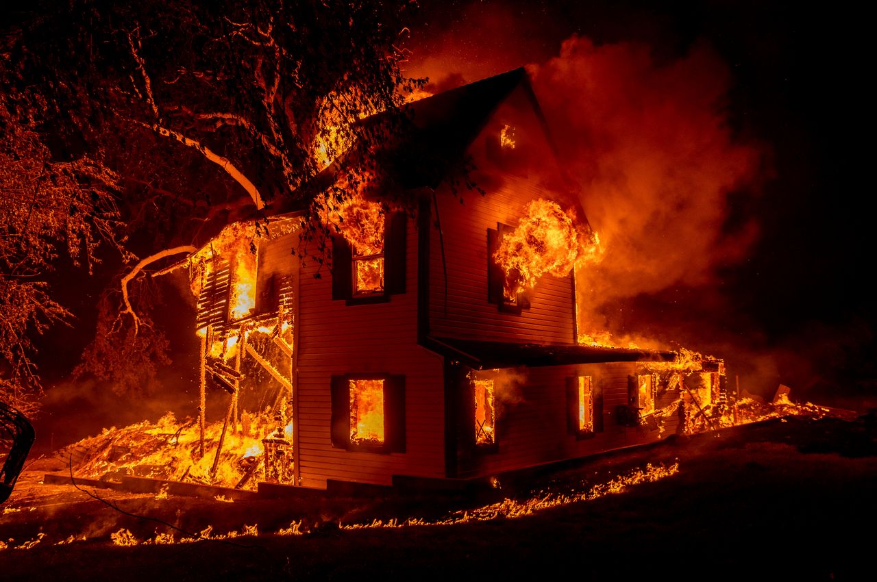 Σπίτι ολοκληρωτικά παραδομένο στις φλόγες - Καλιφόρνια, ΗΠΑ (16/8/2021)