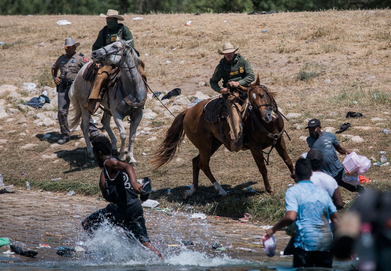 Εφιπποι συνοριοφύλακες κυνηγούν με λάσο παράνομους μετανάστες από την δοκιμαζόμενη Αϊτή - Τέξας, ΗΠΑ (19/9/2021)