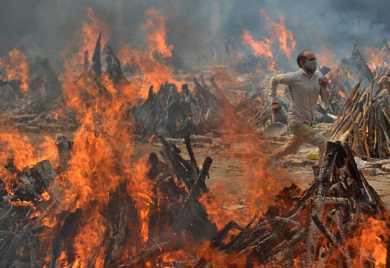 Ανδρας προσπαθεί να δραπετεύσει από τις φλόγες που έχουν φουντώσει σε κρεματόριο από την πολλαπλή καύση νεκρών του κορονοϊού - Νέο Δελχί, Ινδία (29/4/2021)