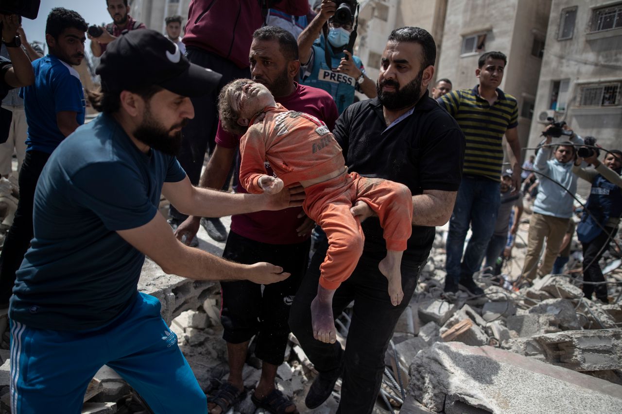Πατέρας κουβαλάει στα χέρια του το νεκρό παιδί του, μετά από ισραηλινά αεροπορικά πλήγματα στη Γάζα - Παλαιστίνη (16/5/2021) 