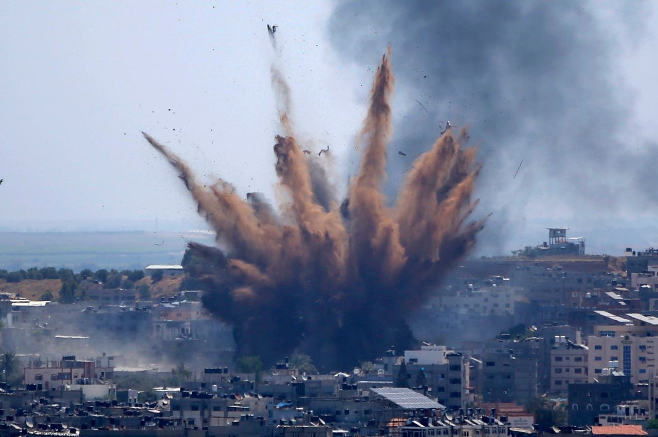 Εκρηξη από τις μάχες μεταξύ Ισραηλινών και Παλαιστινίων. Ενα από τα πολλά κτίρια που έγιναν συντρίμμια (13/5/2021)