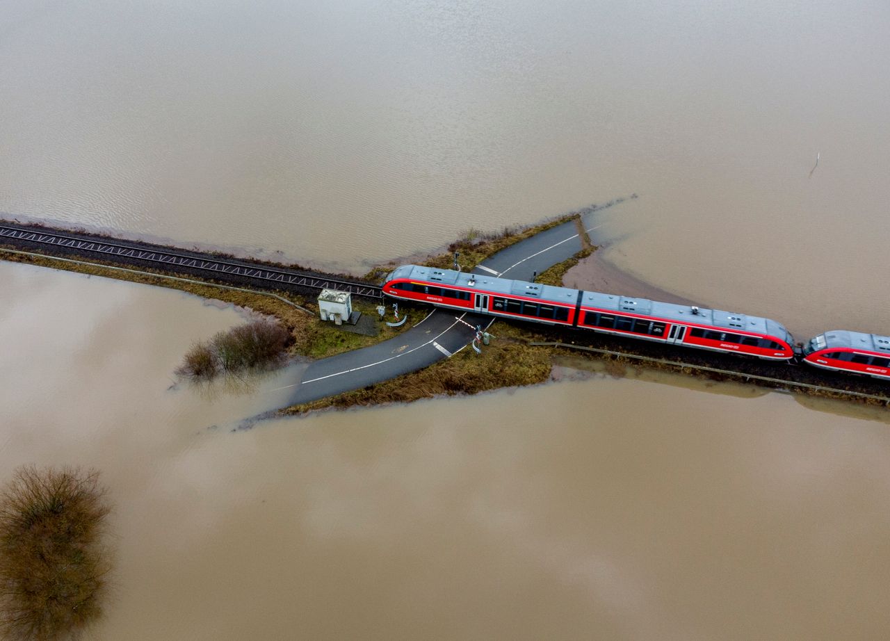 Τρένο ταξιδεύει πάνω σε ράγες, που έχουν εξαφανιστεί από τις πλημμύρες που προκάλεσαν βροχοπτώσεις άνευ προηγουμένου - Φρανκφούρτη, Γερμανία (3/2/2021)