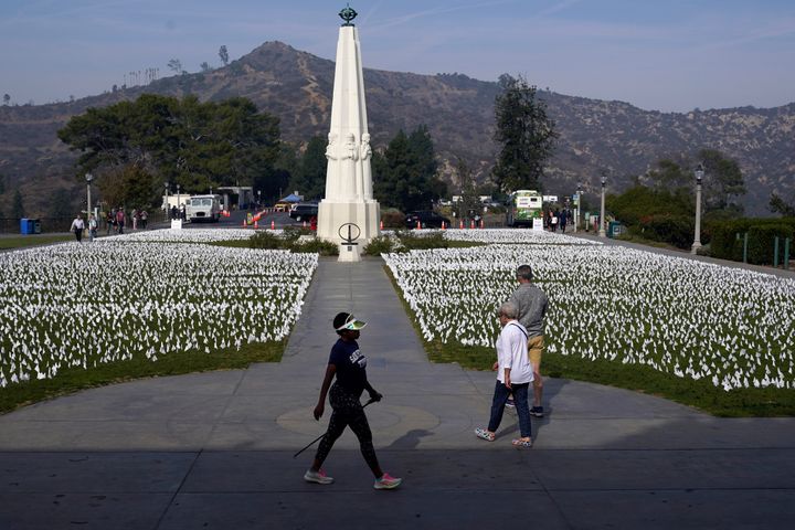 Eπισκέπτες περπατούν γύρω από ένα μνημείο για τα θύματα της COVID-19 στο Αστεροσκοπείο Griffith, 19 Νοεμβρίου 2021, στο Λος Άντζελες. Ο αριθμός των θανάτων στις ΗΠΑ από τη COVID-19 ξεπέρασε τις 800.000.