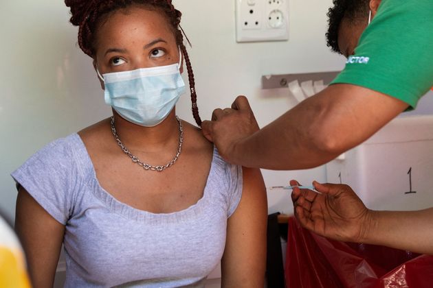 Una mujer es vacunada en Ciudad del Cabo