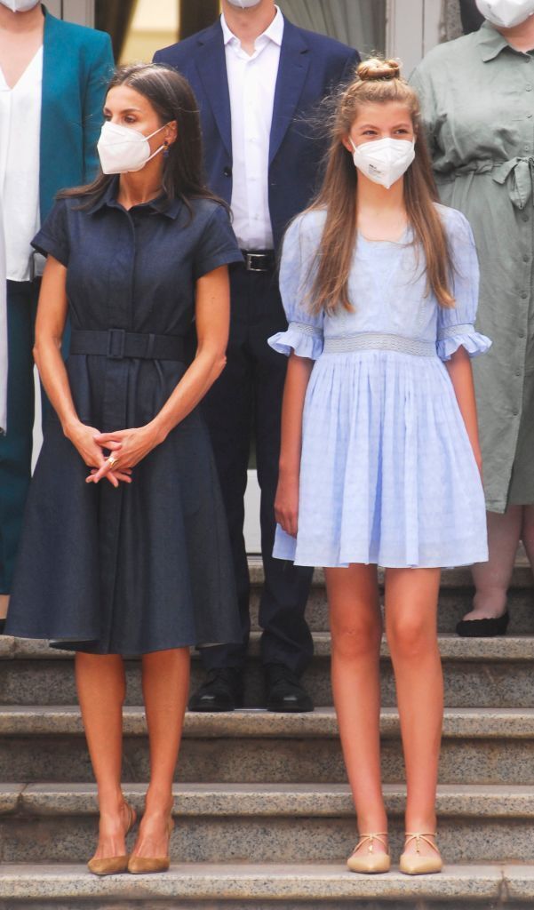 La infanta Sofia posa junto a su madre durante un acto de la Fundación Princesa Sofía. El moño alto de la hija menor de los reyes fue uno de los detalles más comentados del encuentro.