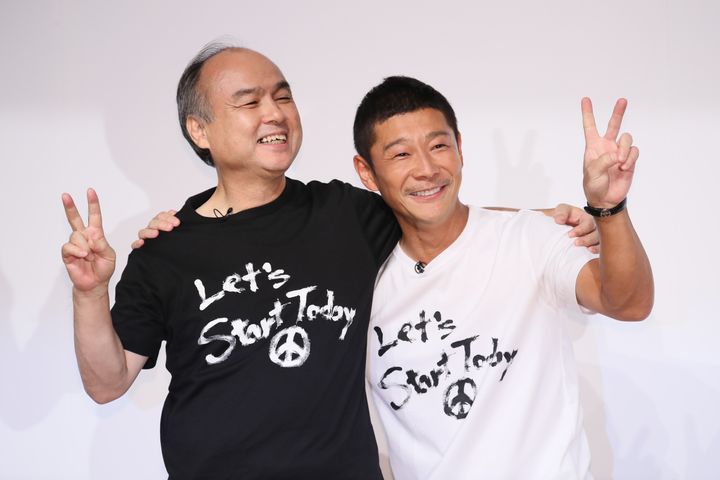 肩を組むZOZO創業者の前澤友作氏（右）とソフトバンクグループの孫正義会長兼社長（2019年9月撮影）