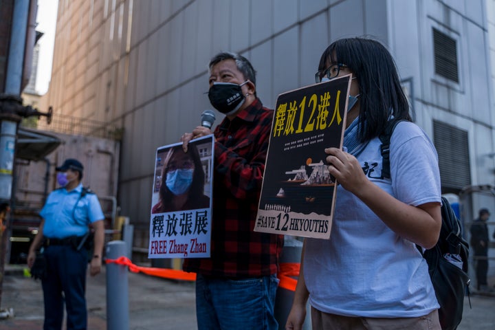 Activistas prodemocracia protestan por el encarcelamiento de la periodista Zhang Zhan, en Hong Kong.