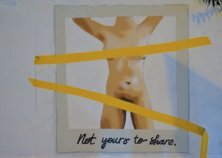 Νοέμβριος 2020 Δουβλίνο - Τοιχογραφία του Ιρλανδού καλλιτέχνη Emmalene Blake. Κάτω από το σώμα αναγράφεται «not yours to share» δηλαδή δεν είναι δικό σου για να το μοιραστείς. Η δουλειά του σχετίζεται με την ψήφιση νομοθεσίας που θέτει παράνομη την πρακτική της «εκδικητικής πορνογραφίας» (revenge porn)