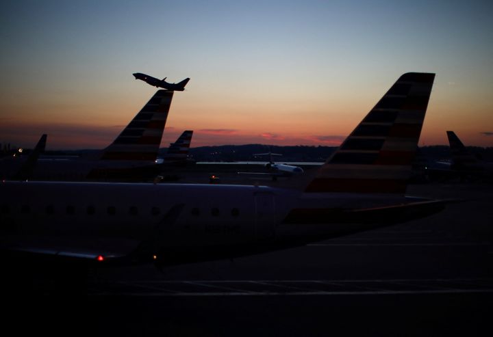 Αεροπλάνο απογειώνεται από το Ronald Reagan National Airport στην Ουάσινγκτον.