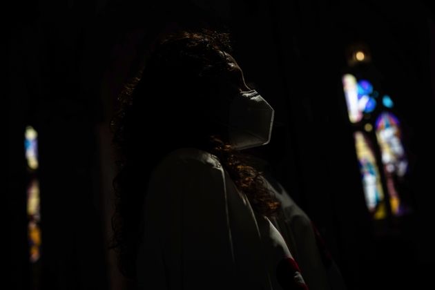 Una mujer con mascarilla la misa del Corpus en la Catedral de la Almudena de Madrid, el 14 de junio de