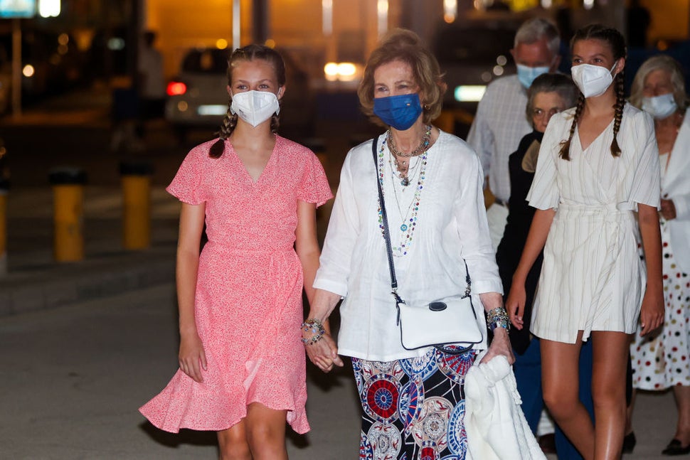 La reina emérita con Leonor agarrada de la mano saliendo de cenar de un restaurante de Palma.