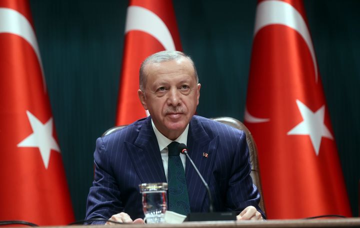 Ο Τούρκος πρόεδρος Ρετζέπ Ταγίπ Ερντογάν ανακοινώνει τον κατώτατο μηνιαίο μισθό που θα ισχύει από το 2022, στο Προεδρικό συγκρότημα, στην Άγκυρα, Τουρκία στις 16 Δεκεμβρίου 2021.