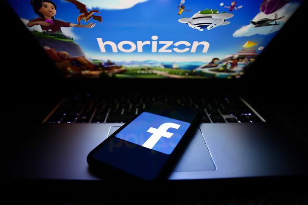 Le logo Facebook affiché sur un écran de téléphone et le logo Horizon affiché...
