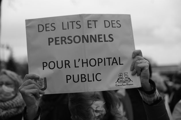 Manifestation du 4 décembre 2021 à Paris, depuis les Invalides, par l’hôpital Necker, vers le ministère de la Santé.