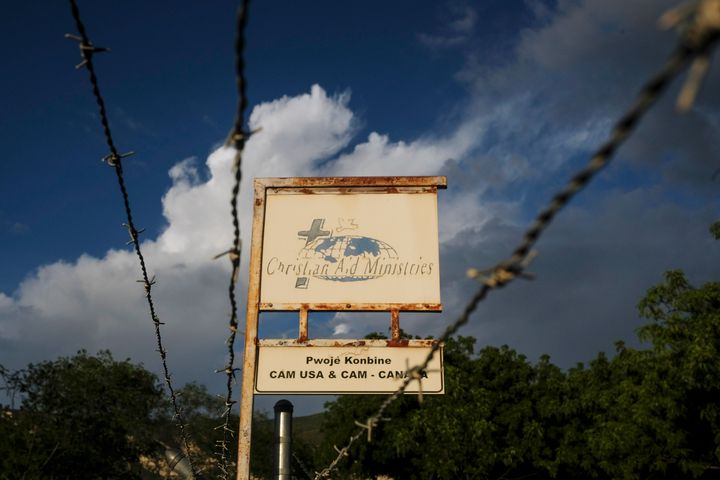 Πινακίδα έξω από τα Χριστιανικά Υπουργεία Βοήθειας στο Titanyen της Αϊτής, όπου απήχθησαν 17 μέλη της ιεραποστολής. 