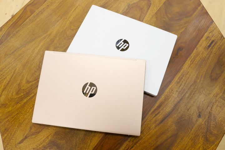 （写真手前から）HP PAVILION AERO 13は「ピンクベージュ」「セラミックホワイト」2色のカラー展開。