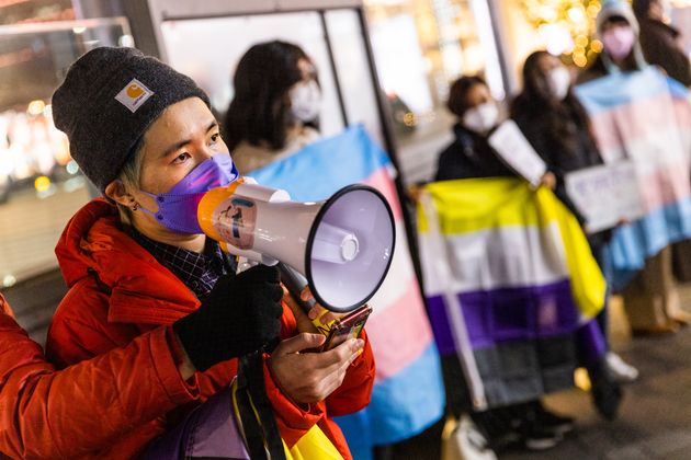 性別変更の「子なし要件」に対する想いを伝える、デモの主催者の頼さん＝12月16日、有楽町駅前広場