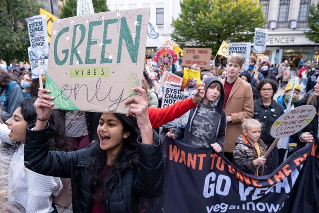 COP26開催中のイギリスで、生物多様性を支持し保護するために集まるデモの参加者たち