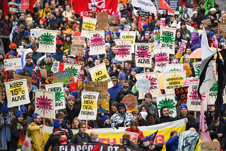 イギリス・グラスゴーで行われた、気候正義のためのデモに集まった活動家たち