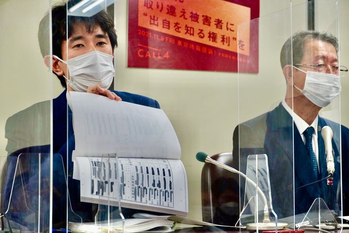 開示された黒塗りの戸籍受附帳を記者会見で示す代理人の小川隆太郎弁護士（左）と江蔵智さん＝2021年11月、東京都