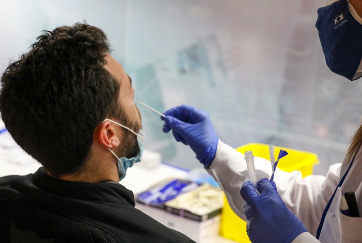 Un trabajador sanitario realizando una PCR, en una foto de archivo.
