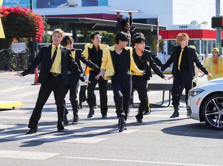 Btsの路上パフォーマンスがめっちゃ楽しそう 大都会にサプライズ登場 通行人を笑顔にする 動画 ハフポスト アートとカルチャー Btsの路上パフォーマンスがめっちゃ楽しそう 大都会にサプライズ登場 通行人を笑顔にする 動画 ハフポスト アートとカルチャー