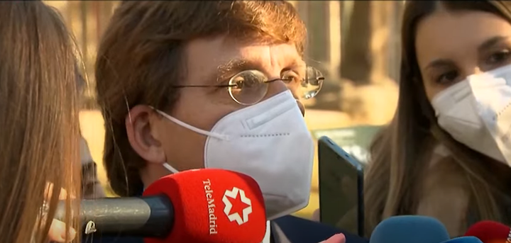 El alcalde de Madrid, José Luis Martínez-Almeida, atendiendo a los medios.