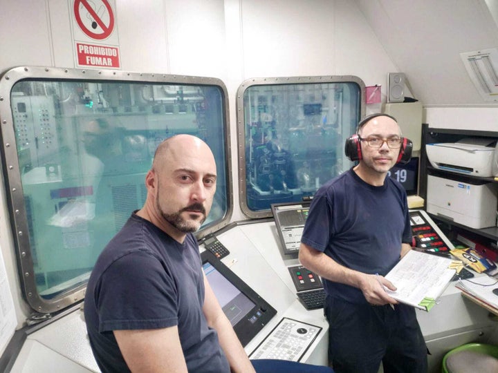 Víctor, en el puente de la embarcación, junto a un compañero de trabajo.