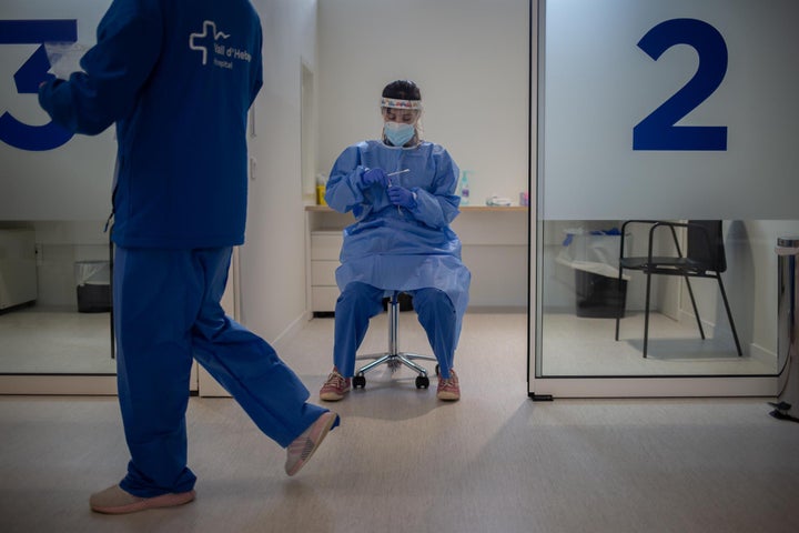 Archivo - Una profesional sanitaria sostiene muestras de pruebas PCR en el edificio Garbí-Vall de Hebrón, en Barcelona, a 16 de febrero de 2021.