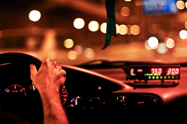 Un taxista durante un servicio en medio de la noche.