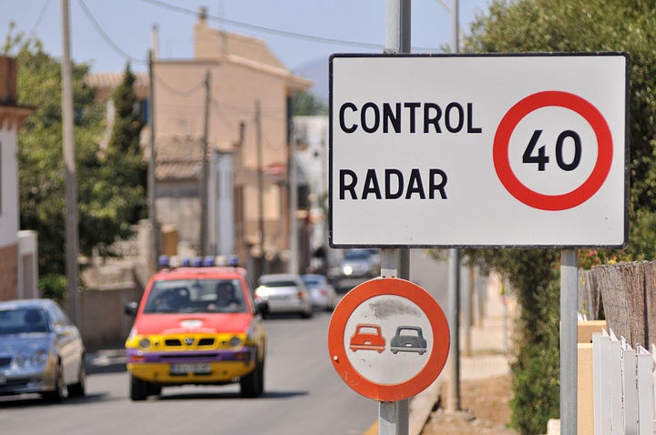 Una señal avisa de la proximidad de un radar.