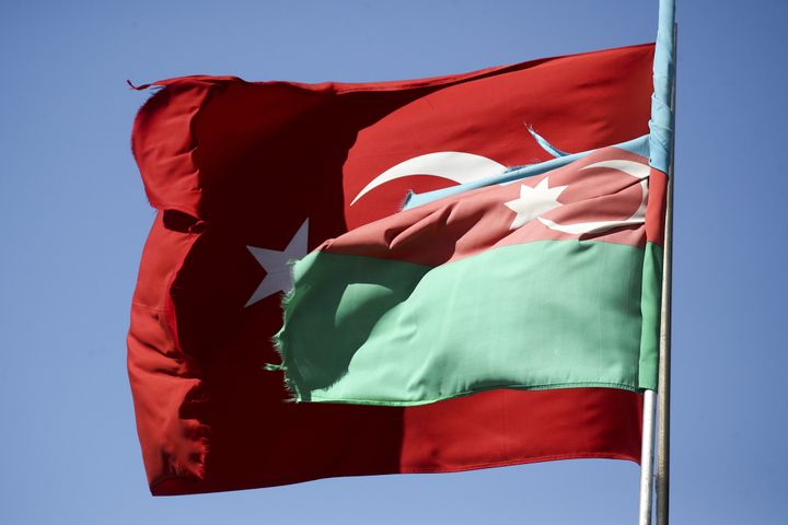Οι σημαίες της Τουρκίας και του Αζερμπαϊτζάν