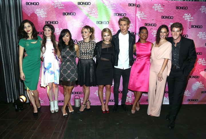 "Los diarios de Carrie" protagonizada (de izquierda a derecha) Katie Findlay, Stefania Owen, Ellen Wong, Lindsey Gort, AnnaSophia Robb, Austin Butler, Freema Agyeman, Chloe Bridges y Brendan Dooling.