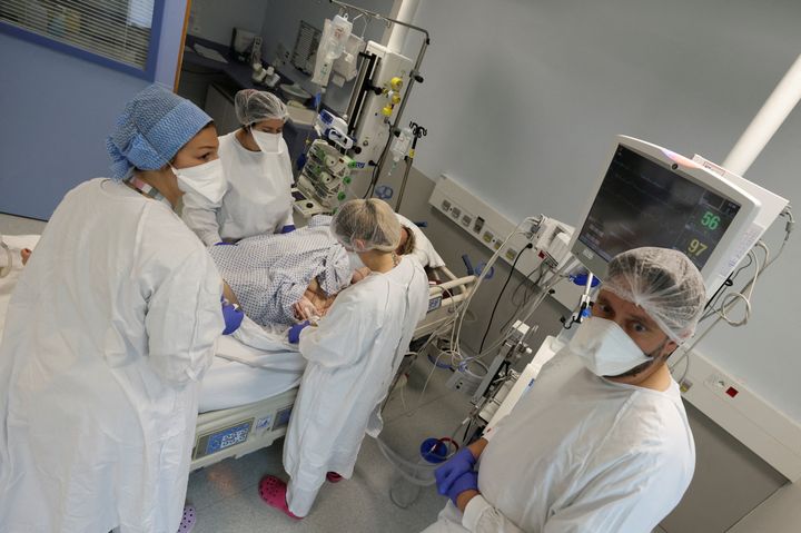 Ιατρικό προσωπικό στη Μονάδα Εντατικής Θεραπείας (ΜΕΘ) για ασθενείς με COVID-19 στο νοσοκομείο Emile Muller GHRMSA στη Mulhouse, Γαλλία, 16 Δεκεμβρίου 2021. REUTERS / Yves Herman