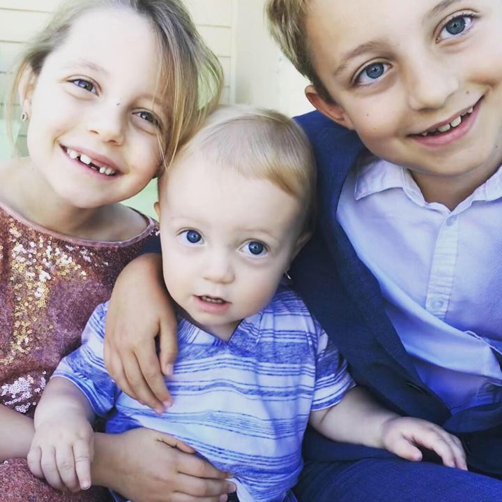 Aiden (centro) con su hermano y hermana en Pascua de 2019.