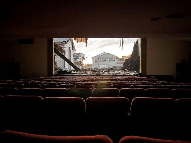 Le cinéma de Mayfield dévasté après le passage d'une tornade, dans la nuit...