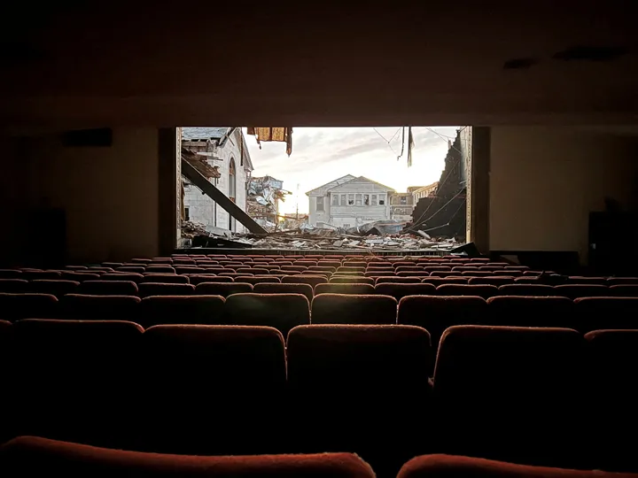 Après les tornades aux États-Unis, l&#39;incroyable photo d&#39;une salle de cinéma  | Le HuffPost