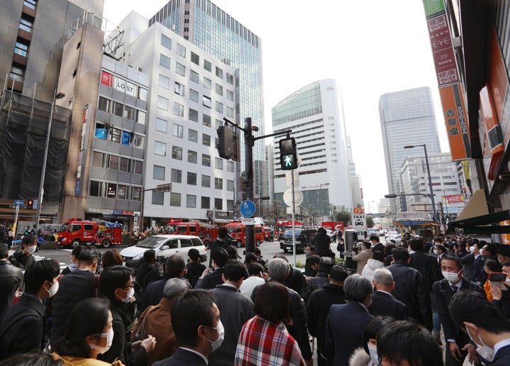 騒然とするビル火災の現場周辺＝12月17日午後、大阪市北区