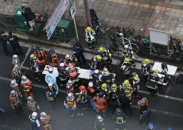 ビル火災があった現場周辺に集まる消防士ら＝12月17日午後、大阪市北区