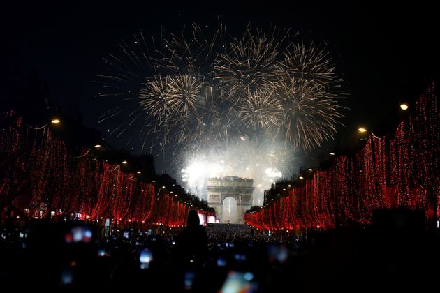 Le 31 décembre 2019, le feu d'artifice a été tiré depuis les Champs-Élysées...
