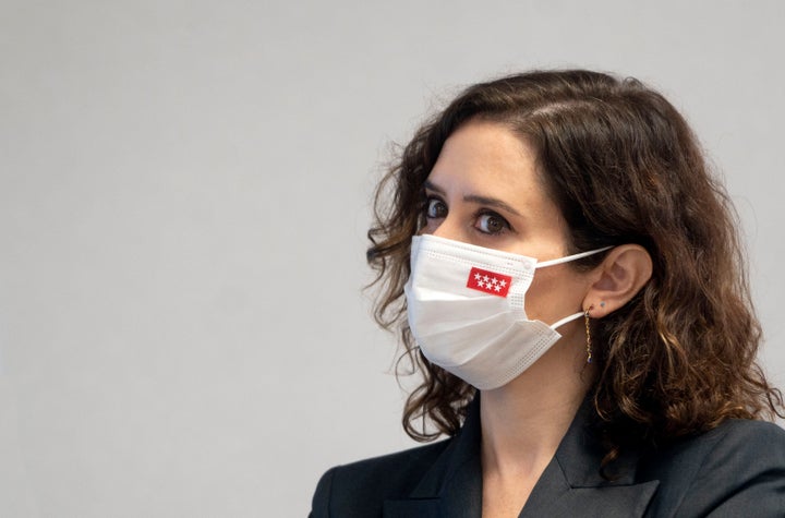 Isabel Díaz Ayuso, este viernes en un centro hospitalario.