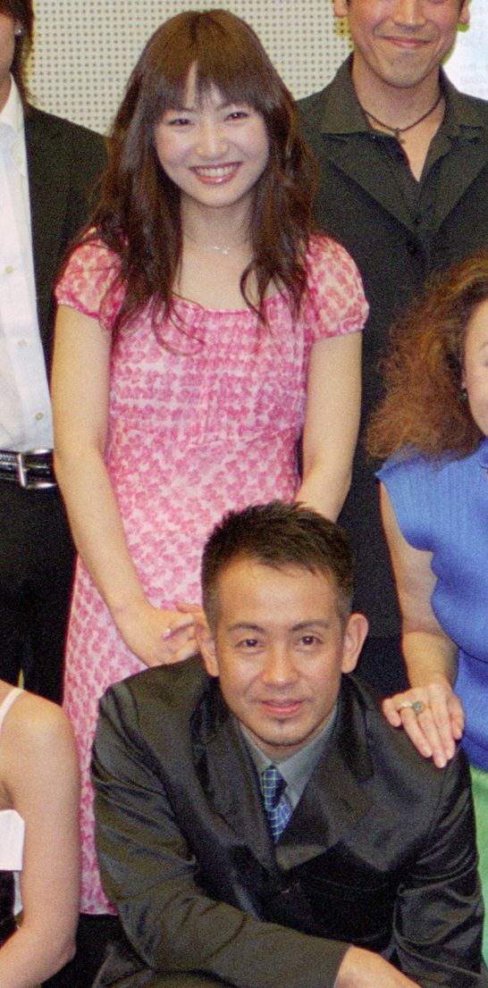2004年のミュージカル「Into the Woods」に出演した際の神田沙也加さん（上）と演出・振付を手がけた宮本亞門さん（下）