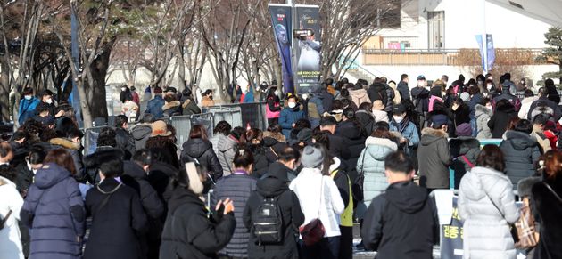 19일 오후 서울 송파구 올림픽공원 KSPO 돔(올림픽체조경기장)에서 열린 ‘나훈아 어게인(Again) 테스형’ 콘서트에서 관객들이 입장하고 있다.