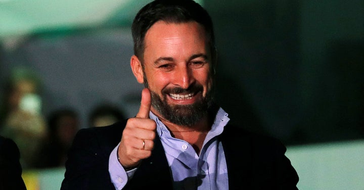 Santiago Abascal, saludando a sus seguidores.